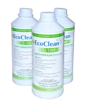 Ba chai dung dịch vệ sinh EcoClean L-100F để làm sạch cống và bẫy mỡ.