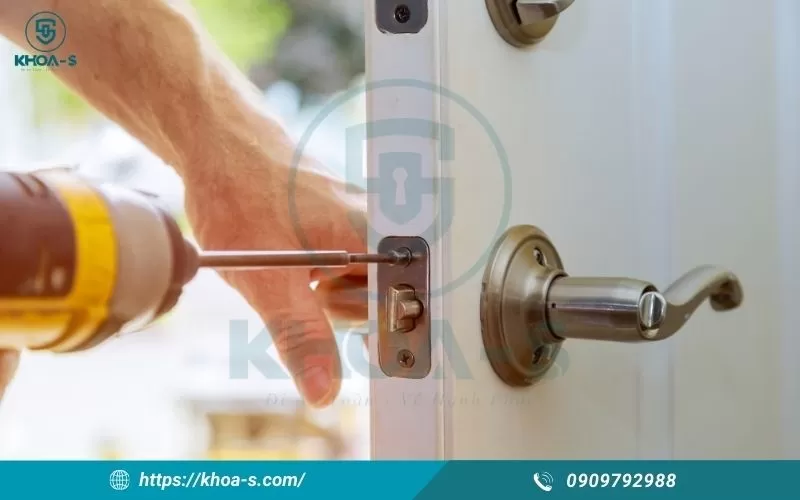 Thợ Miền Nam hướng dẫn các bước lắp khóa tay gạt đúng chuẩn