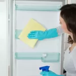 Kiểm tra gioăng cao su tủ lạnh để khắc phục tủ lạnh bị chảy nước ngăn đá