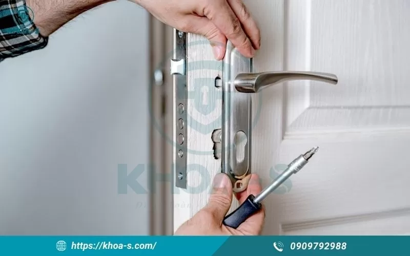 Tháo ổ khóa tay gạt đơn giản hơn nhiều so với lắp đặt