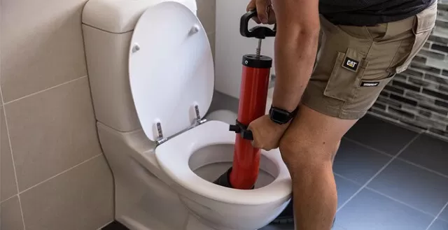 Cách thụt bồn cầu truyền thống tạo áp lực