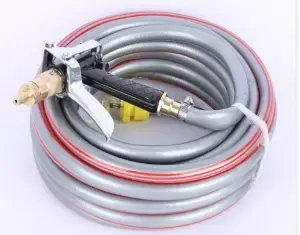 Ống xịt nước cao áp cuộn lại với súng phun.