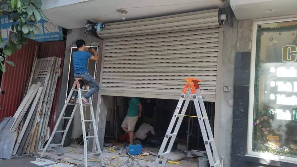 Thợ sửa cửa cuốn Minh Phương Phát kiểm tra và sửa chữa cửa cuốn cho khách hàng