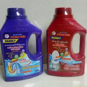 Hai chai nước tẩy cống màu xanh dương và đỏ.