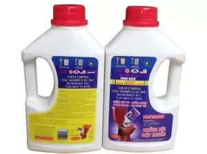 Hai chai nước tẩy toilet.