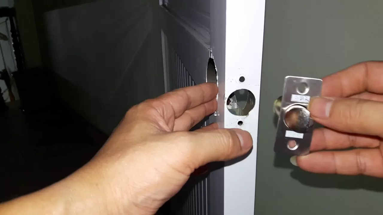 Lắp Đặt Ổ Khóa Cửa Nhôm Kính Mới Tại Nhà