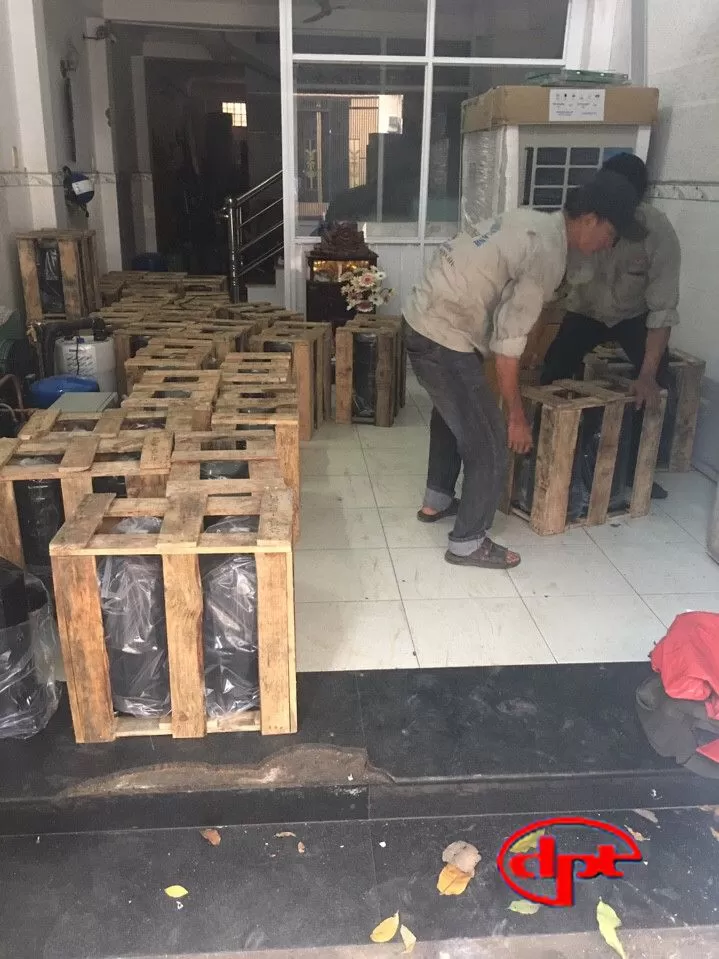 Kỹ thuật viên Thợ Miền Nam kiểm tra block máy lạnh 5HP cho khách hàng