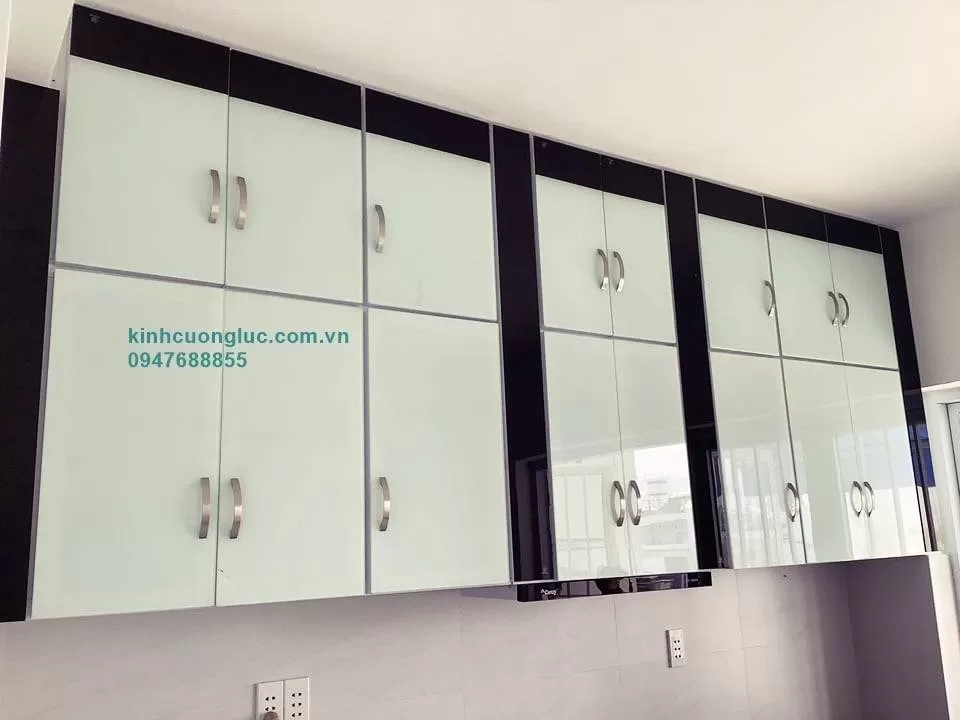 Mẫu tủ bếp kính màu cường lực cao cấp
