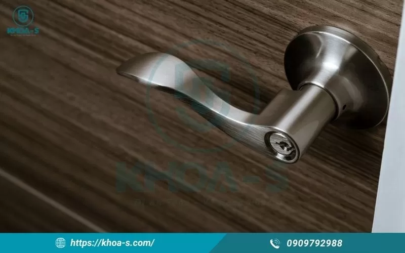 Tay gạt khóa cửa là bộ phận bên ngoài dễ nhận biết nhất