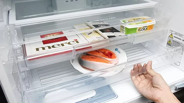 Tháo rời các ngăn tủ để vệ sinh