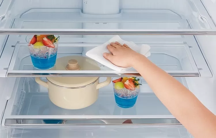 Lau chùi nội thất tủ lạnh cẩn thận