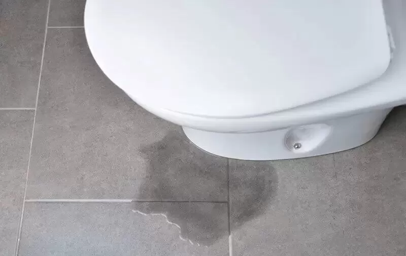 Quan sát bằng mắt thường dấu hiệu bồn cầu bị rỉ nước để phát hiện sớm và có biện pháp xử lý kịp thời