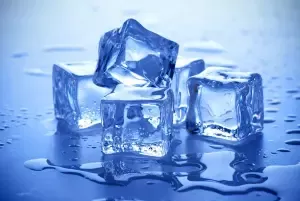 Những viên đá lạnh trên bề mặt ướt.