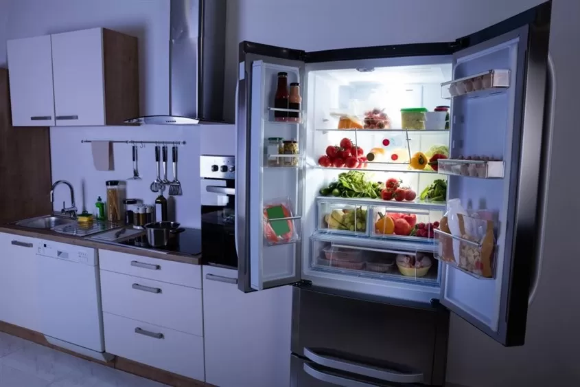 Dọn trống tủ lạnh để vệ sinh hiệu quả