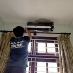 Kỹ thuật viên Thợ Miền Nam kiểm tra gas máy lạnh cho khách hàng quận 7