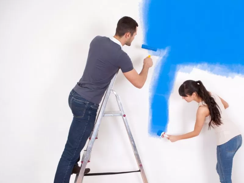 Vệ sinh bề mặt tường sạch sẽ trước khi sơn đè lớp sơn cũ