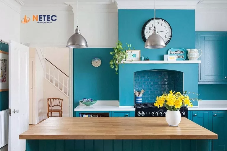 Phòng bếp sơn màu xanh ngọc bích sạch sẽ và hiện đại do Thợ Miền Nam thực hiện