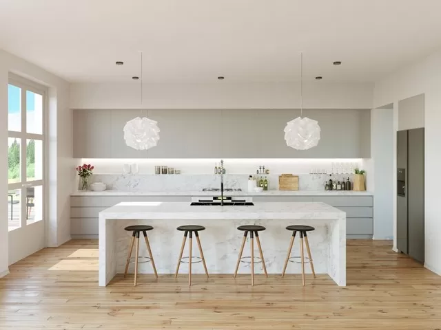 Tường bếp màu xám trắng phối hợp với sàn gỗ do Thợ Miền Nam thực hiện