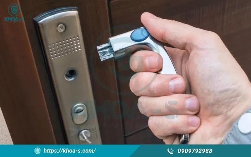 Chỉ nên tháo lắp khóa cửa khi thật sự cần thiết hoặc khóa gặp vấn đề hư hỏng