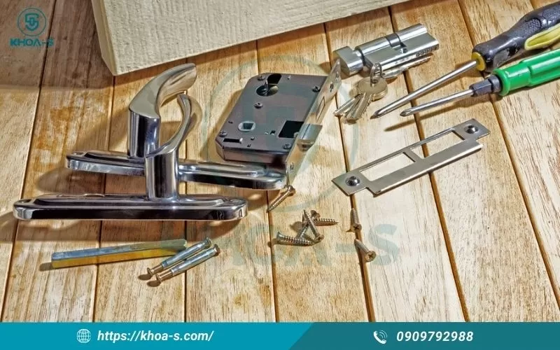 Chuẩn bị đầy đủ dụng cụ trước khi tiến hành lắp khóa cửa tay gạt