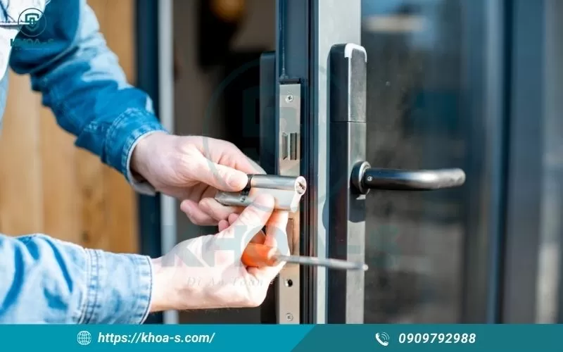 Thay lõi khóa cửa tay gạt là giải pháp tiết kiệm và hiệu quả