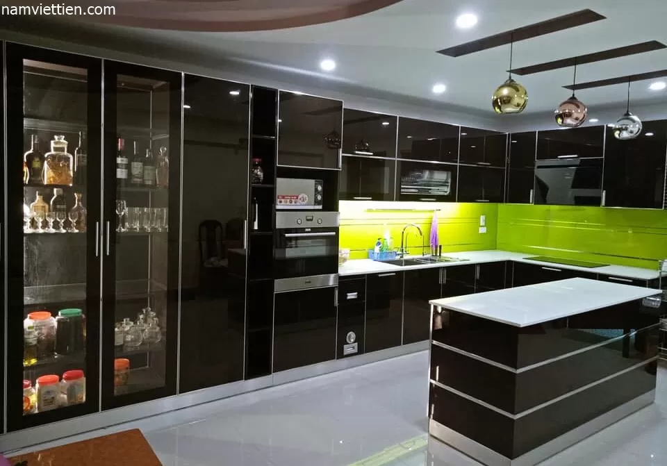 tủ bếp cánh kính cường lực