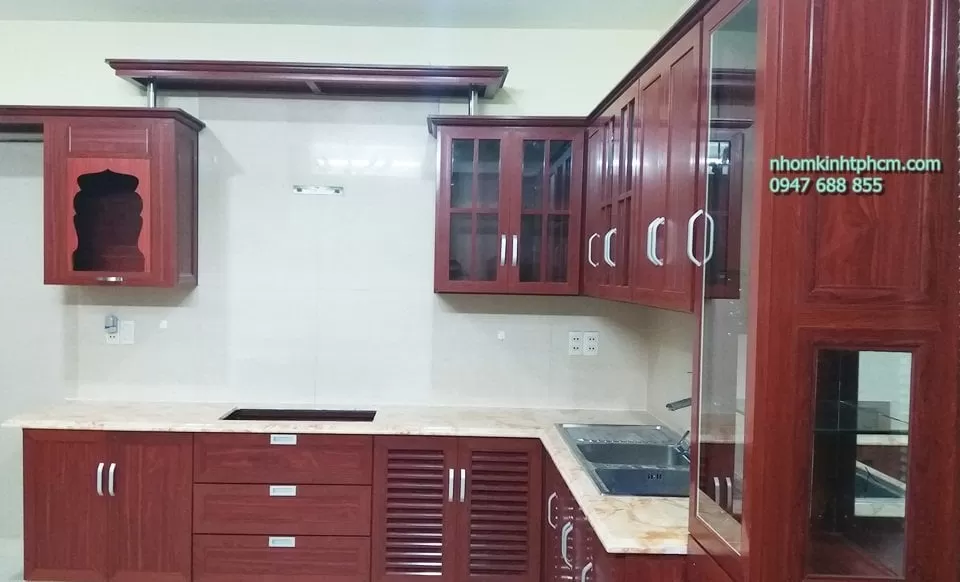 Mẫu tủ bếp hợp kim nhôm cánh kính