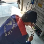 Kỹ thuật viên Thợ Miền Nam đang kiểm tra tủ lạnh cho khách hàng tại nhà quận Tân Phú