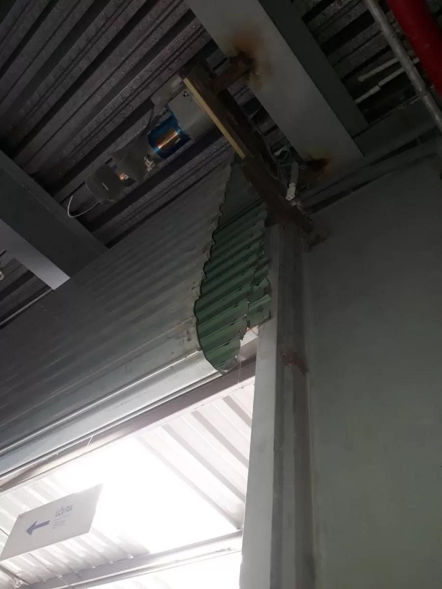 Kỹ thuật viên Thợ Miền Nam kiểm tra hộp điều khiển cửa cuốn để sửa chữa tại Bình Tân
