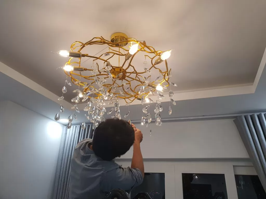 Hình ảnh đội ngũ thợ Thợ Miền Nam đang thi công lắp đặt đèn cho công trình nhà ở