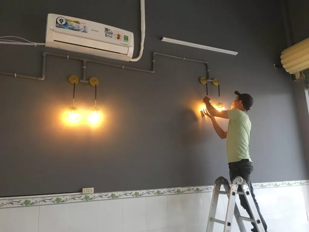 Hình ảnh thợ kỹ thuật Thợ Miền Nam đang lắp đặt đèn thả trần cho khách hàng tại TPHCM