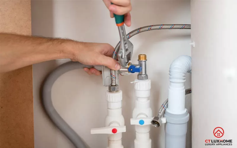 Kết nối hệ thống cấp nước nóng và lạnh cho máy rửa bát Bosch âm tủ chắc chắn để tránh rò rỉ