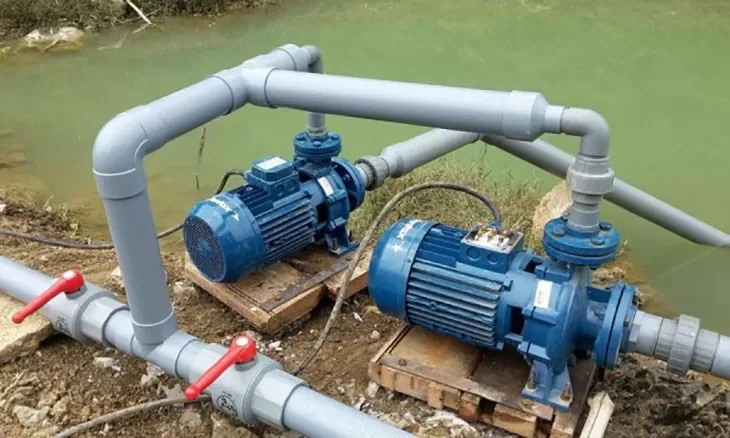 Máy bơm nước giếng khoan họa động dựa vào lực ly tâm giúp nước đi vào tâm quay của cánh bơm đẩy ra ngoài
