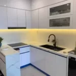 Hình ảnh tủ bếp tối trước khi lắp đèn LED, thể hiện vấn đề thiếu sáng