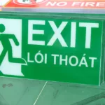 Bảng Exit Mica chỉ dẫn lối thoát hiểm giá rẻ 15x30cm