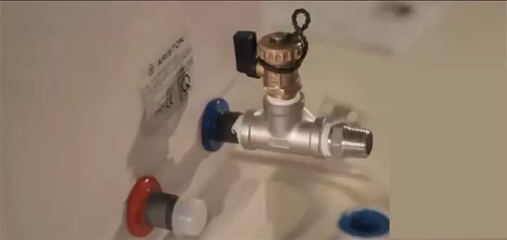 Bạn nên lắp một van xả vào đường nước vào được đánh dấu màu xanh của máy
