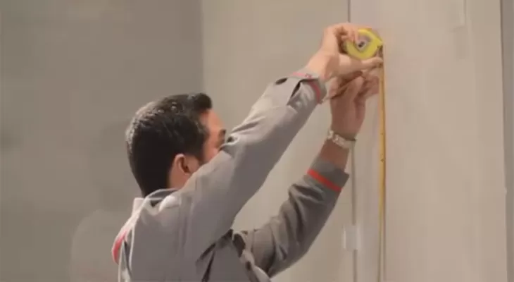Đo khoảng cách thích hợp với 2 đầu nước vào và ra để treo máy nước nóng gián tiếp