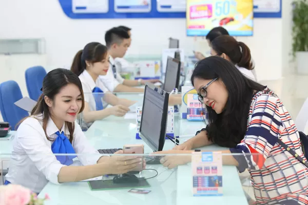 nhân viên chăm sóc khách hàng đang tư vấn cho khách