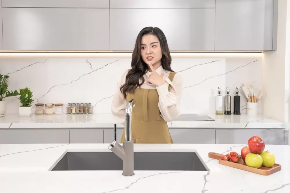 Đội ngũ thợ kỹ thuật chuyên nghiệp của Thợ Miền Nam đang lắp đặt chậu rửa bát âm bàn đá