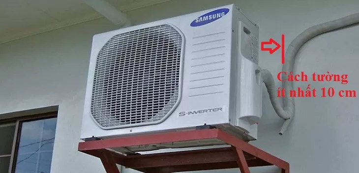 Khoảng cách khi lắp cục nóng với tường phải ít nhất là 10cm