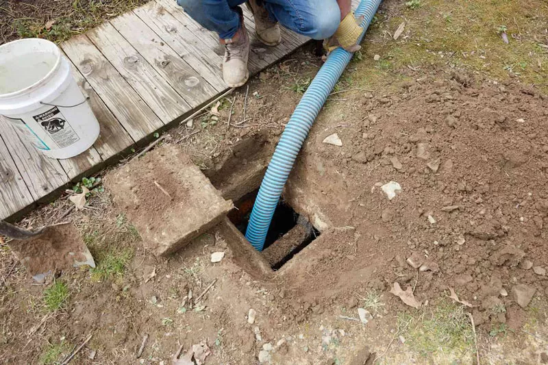 Hút bể phốt định kỳ để hạn chế cống trào ngược
