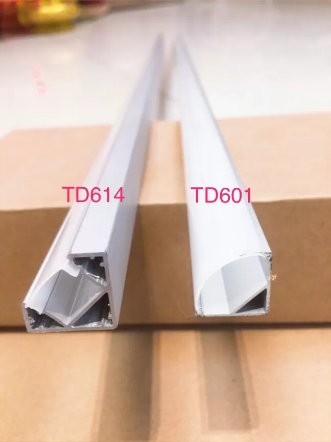 Hình ảnh đèn LED thanh nhôm góc V TD601 tủ bếp thực tế lắp đặt, chiếu sáng không gian bếp hiện đại