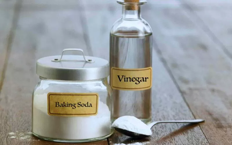 Sử dụng baking soda và giấm để khử mùi hôi cống nhà vệ sinh tại nhà