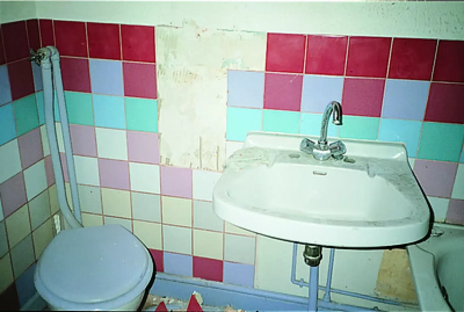 Gạch ốp vệ sinh thi công bằng keo dán gạch chuyên dụng, chống bong tróc