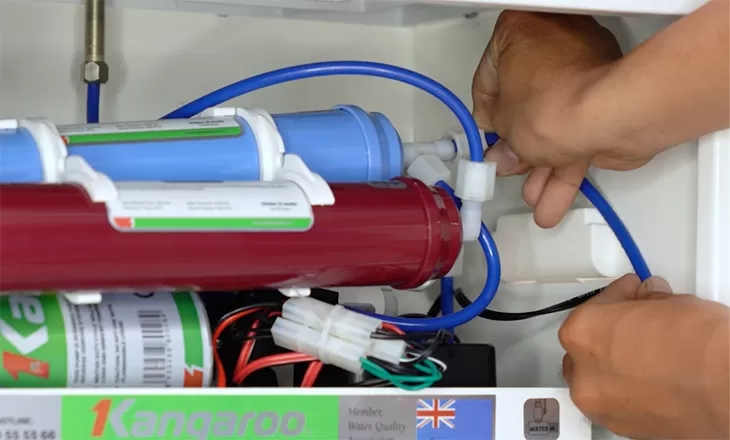 Lắp dây dẫn nước vào lõi lọc chức năng máy lọc nước bước 6