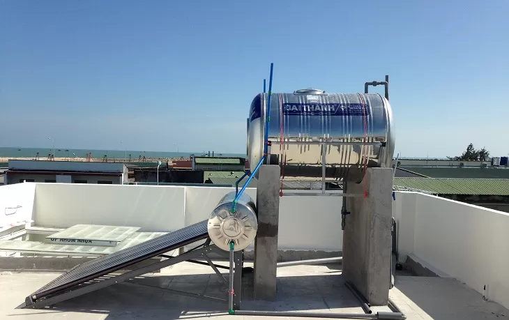 Vị trí lắp đặt máy nước nóng năng lượng mặt trời trên mái nhà cao, đảm bảo không bị che khuất và đón nắng tốt nhất theo tư vấn của Thợ Miền Nam
