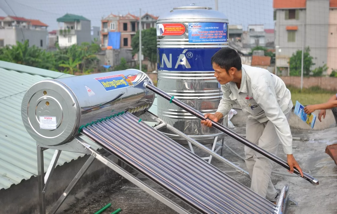 Lắp ống thủy tinh chân không vào bình năng lượng mặt trời cẩn thận, nhẹ nhàng