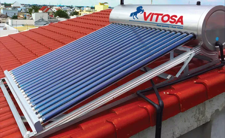 Kiểm tra hệ thống máy nước nóng năng lượng mặt trời sau khi lắp đặt, công đoạn cuối cùng để đảm bảo chất lượng và an toàn bởi Thợ Miền Nam