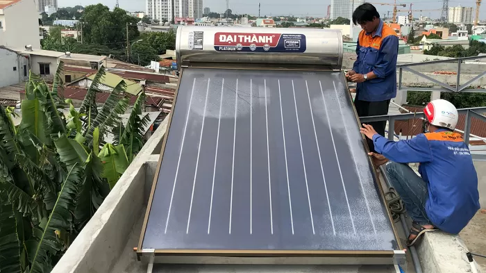 Lắp chân máy nước nóng năng lượng mặt trời, công đoạn quan trọng đảm bảo sự ổn định và an toàn của hệ thống bởi Thợ Miền Nam