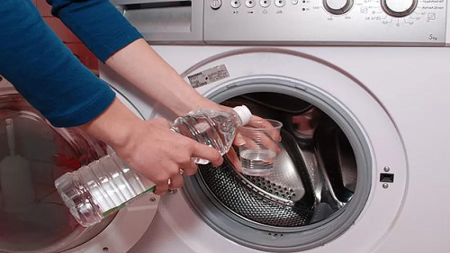 Xả nước vào lồng giặt để chuẩn bị vệ sinh
